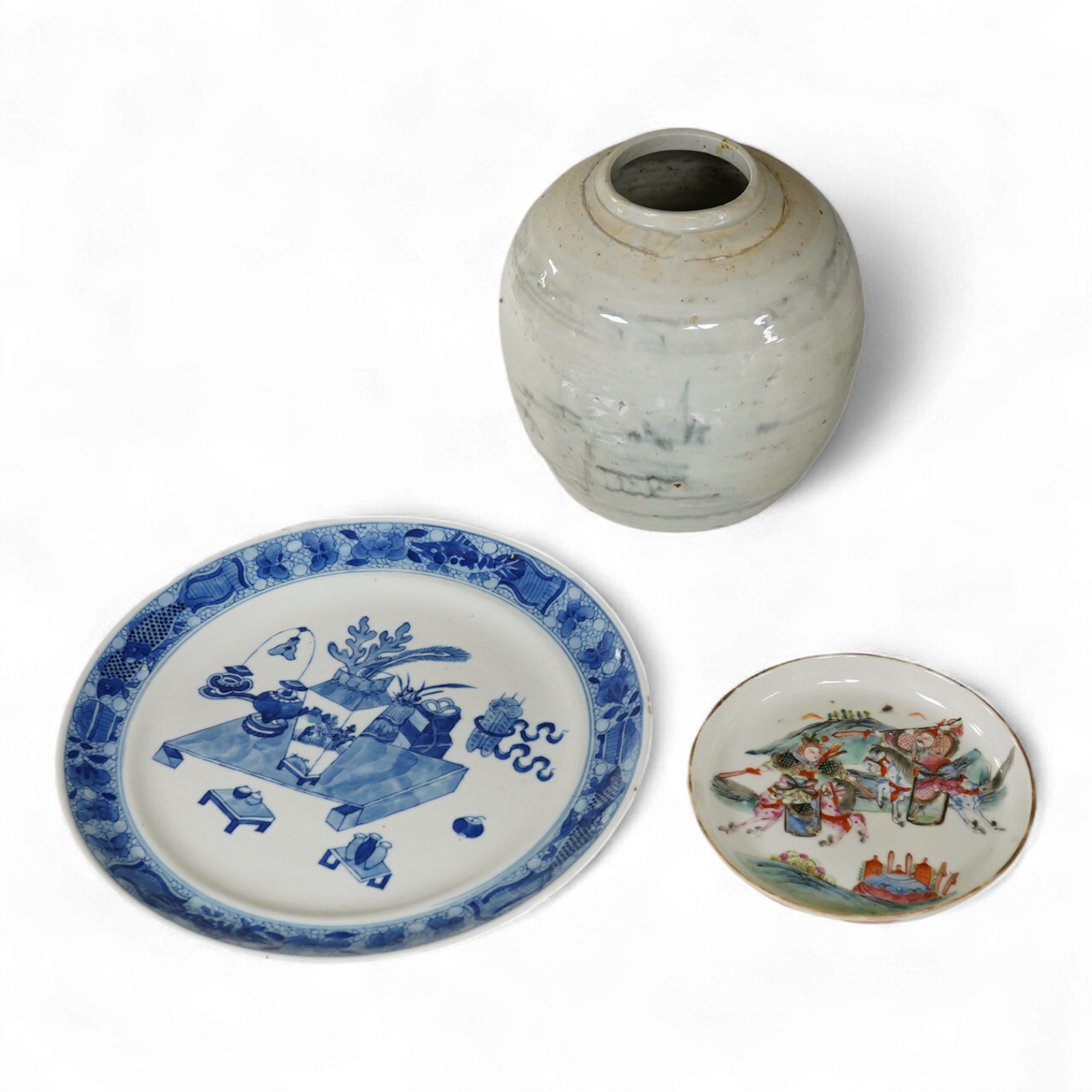 A 19th Century Chinese blue and white ‘precious objects’ plate, a jar and famille rose saucer, largest 23cm in diameter